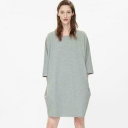 grijze sweater jurk van COS XS tot M
