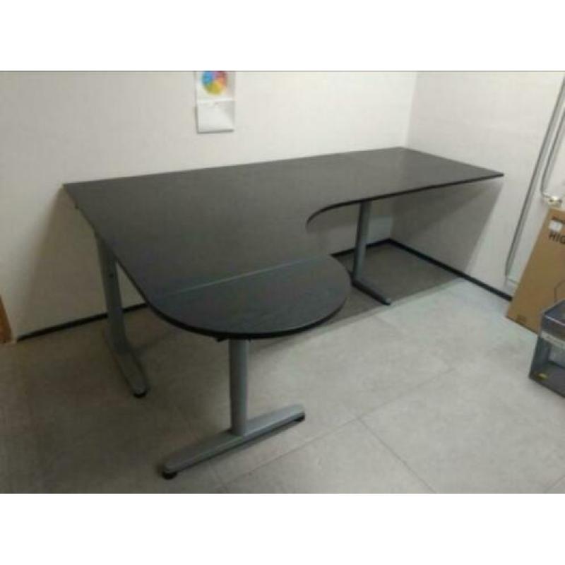 3 ikea bureau's