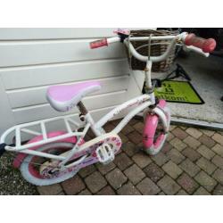 Sterke meisjesfiets incl zijwieltjes 12"