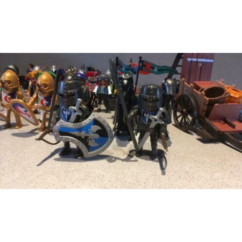 Meer dan 40 Playmobil Ridders met wapens en schild.