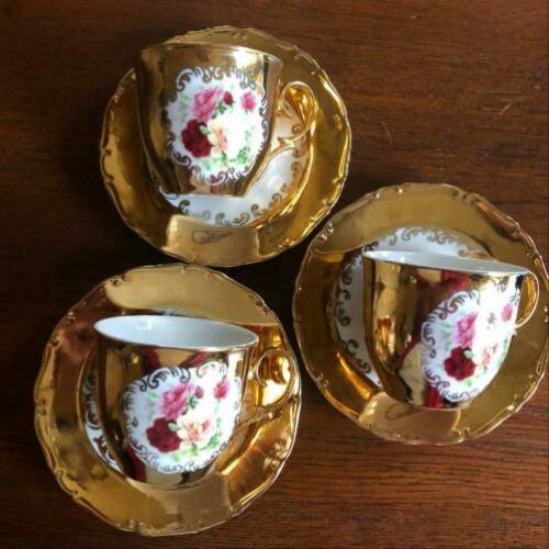 Goudkleurige kopjes en schoteltjes