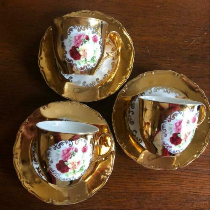 Goudkleurige kopjes en schoteltjes