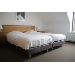 Hotel inventaris, bedden, kasten, nachtkastjes, bureau's