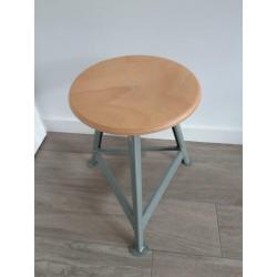 Hout met groen/grijs onderstel