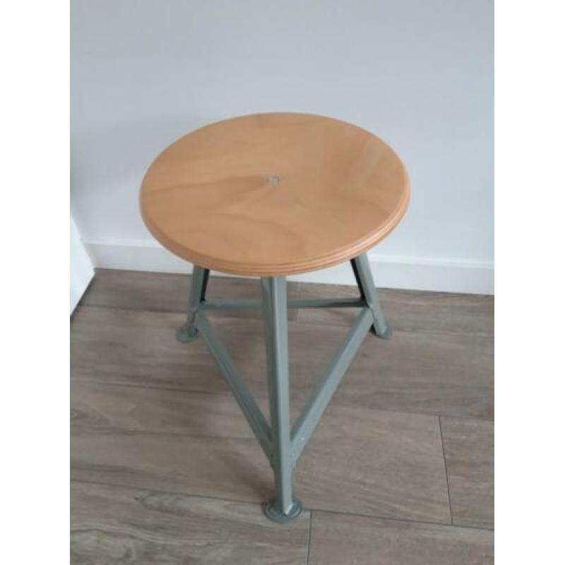 Hout met groen/grijs onderstel