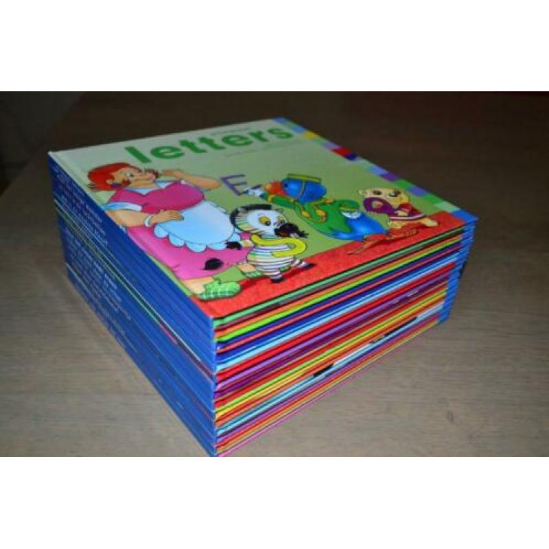15 Delen van de kinderboekenserie HotelDeBotel. = 7,50 euro.