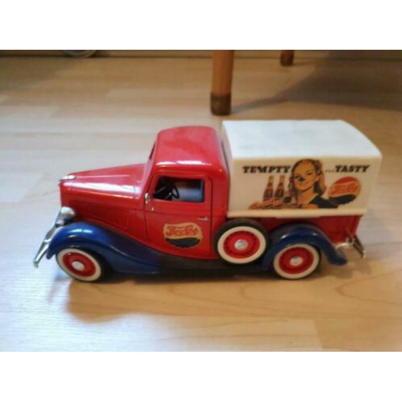 Model auto's / schaal auto's Mercedes jaguar enz