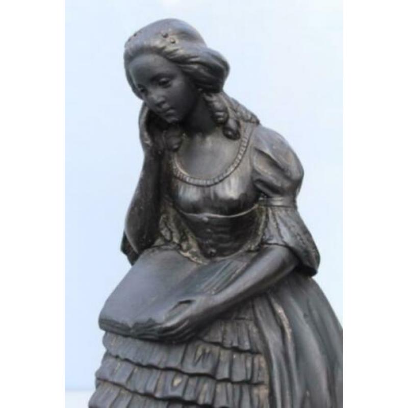 art deco beeld vrouw met hond H 32 cm C
