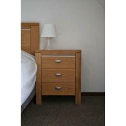 Hotel inventaris, bedden, kasten, nachtkastjes, bureau's