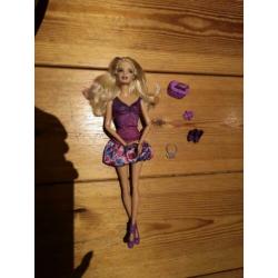 Barbie met paarse pluk in haar