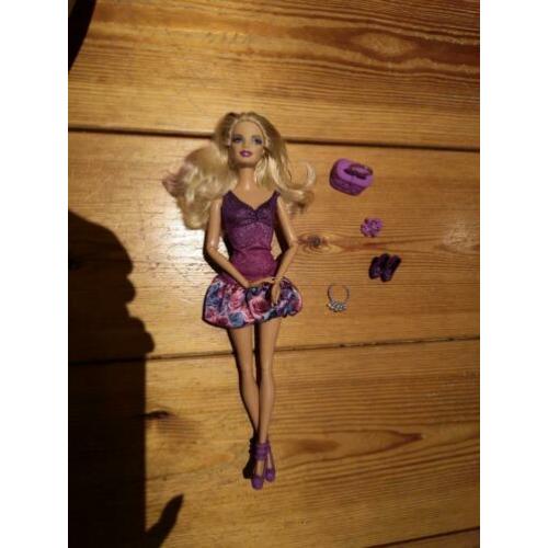 Barbie met paarse pluk in haar