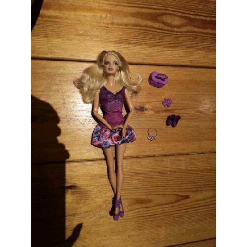 Barbie met paarse pluk in haar