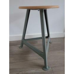 Hout met groen/grijs onderstel