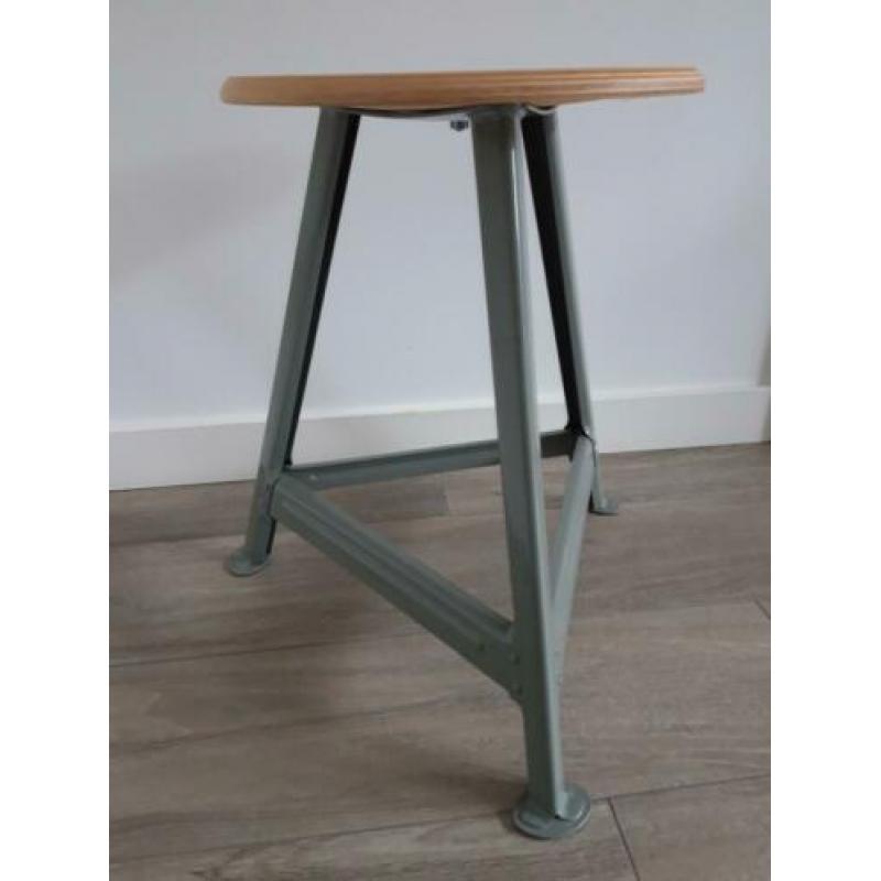 Hout met groen/grijs onderstel