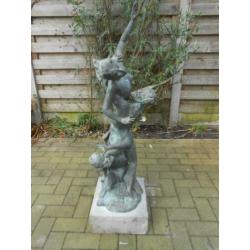 bronzen beeld op sokkel