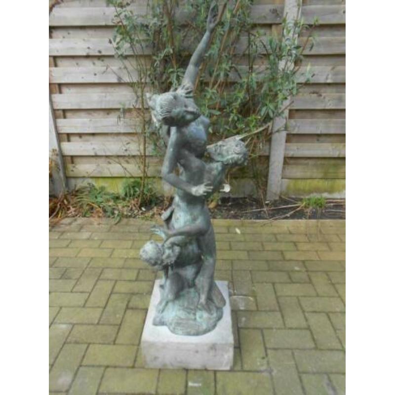 bronzen beeld op sokkel