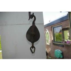 Antiek ijzeren hijs kattrol