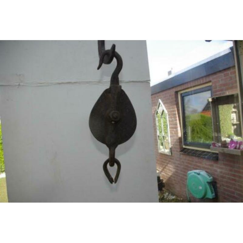 Antiek ijzeren hijs kattrol