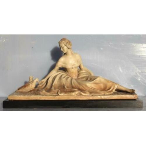 Terra cotta beeld art deco vrouw met duifjes A