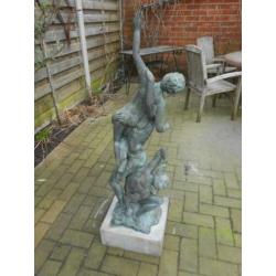 bronzen beeld op sokkel