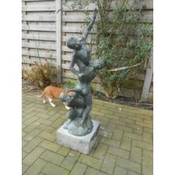 bronzen beeld op sokkel