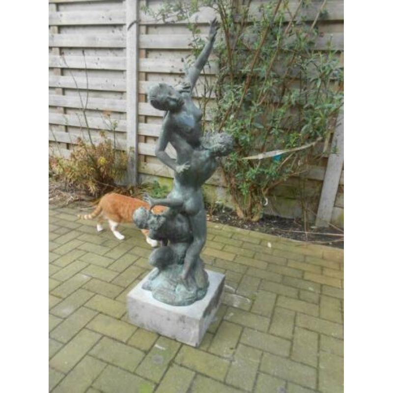 bronzen beeld op sokkel