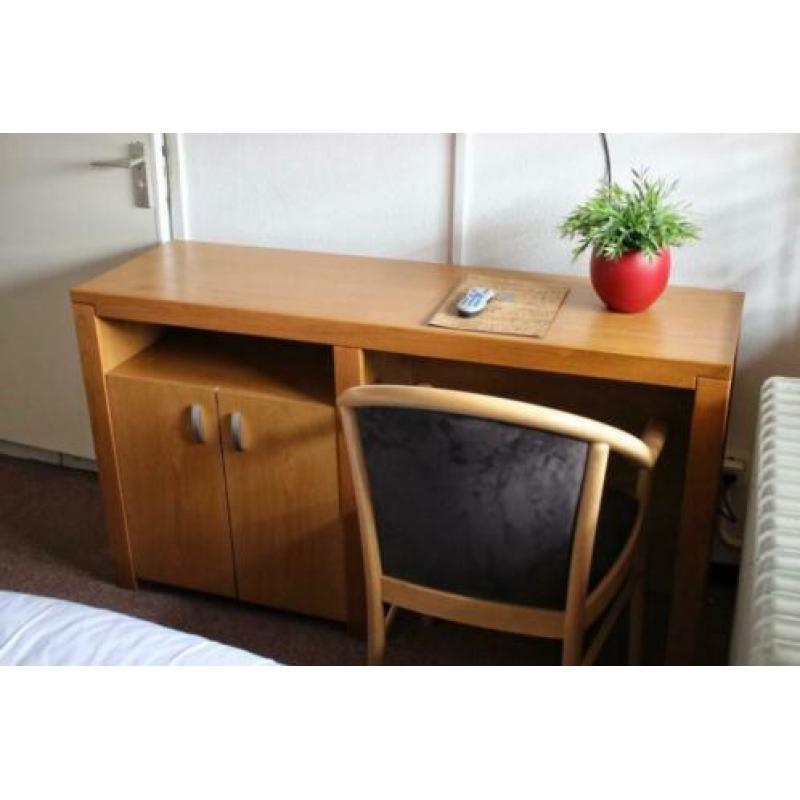 Hotel inventaris, bedden, kasten, nachtkastjes, bureau's