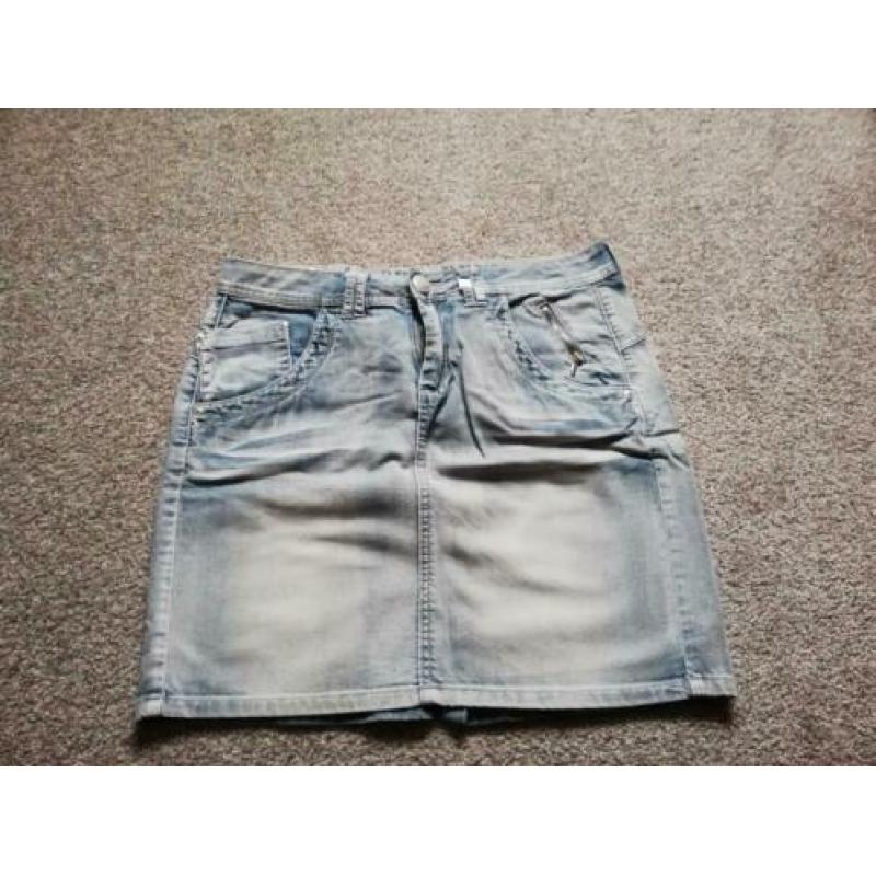 Te koop mooi Geisha spijkerrokje maat M