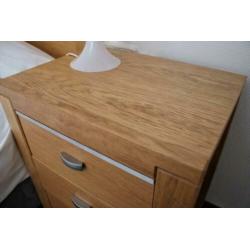 Hotel inventaris, bedden, kasten, nachtkastjes, bureau's