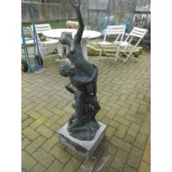 bronzen beeld op sokkel