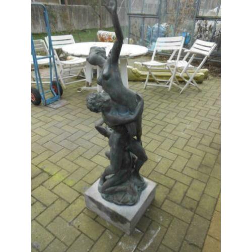 bronzen beeld op sokkel
