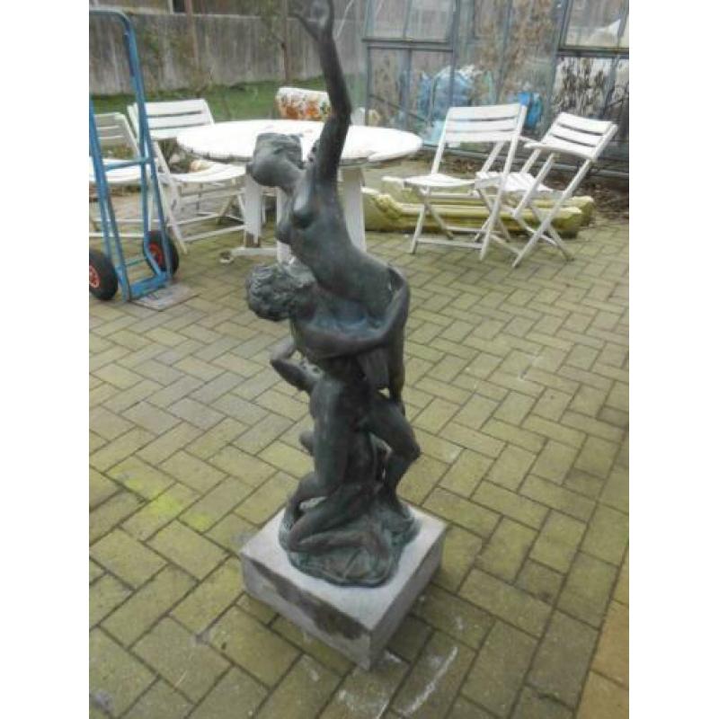bronzen beeld op sokkel