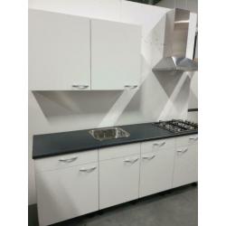INNOVARE KEUKENS: SPLINTERNIEUWE Keuken ca. 220 cm NIEUW !