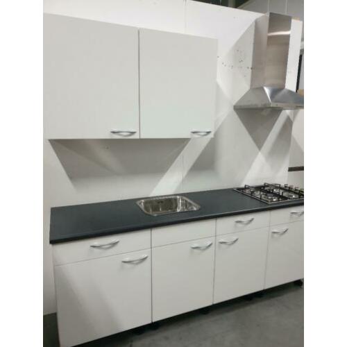 INNOVARE KEUKENS: SPLINTERNIEUWE Keuken ca. 220 cm NIEUW !