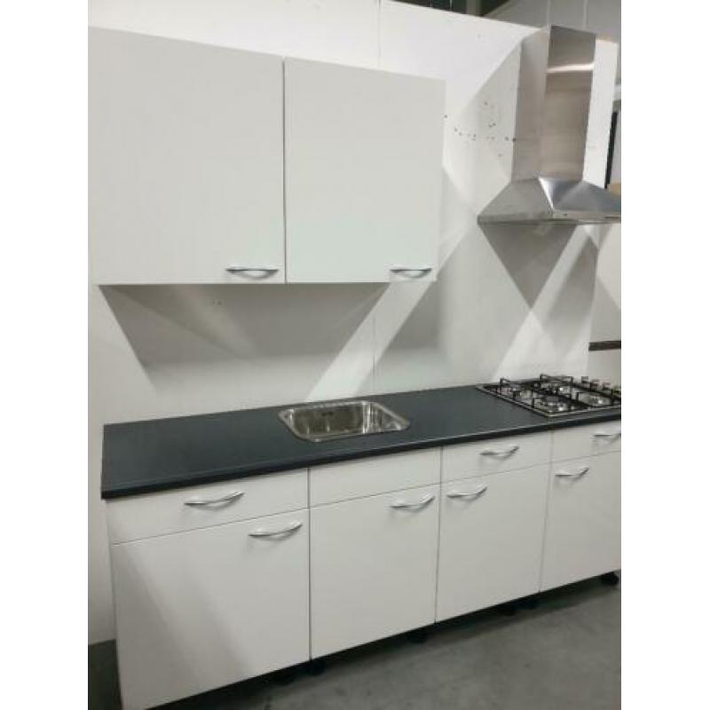 INNOVARE KEUKENS: SPLINTERNIEUWE Keuken ca. 220 cm NIEUW !