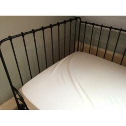 Zwart metalen bed van de IKEA