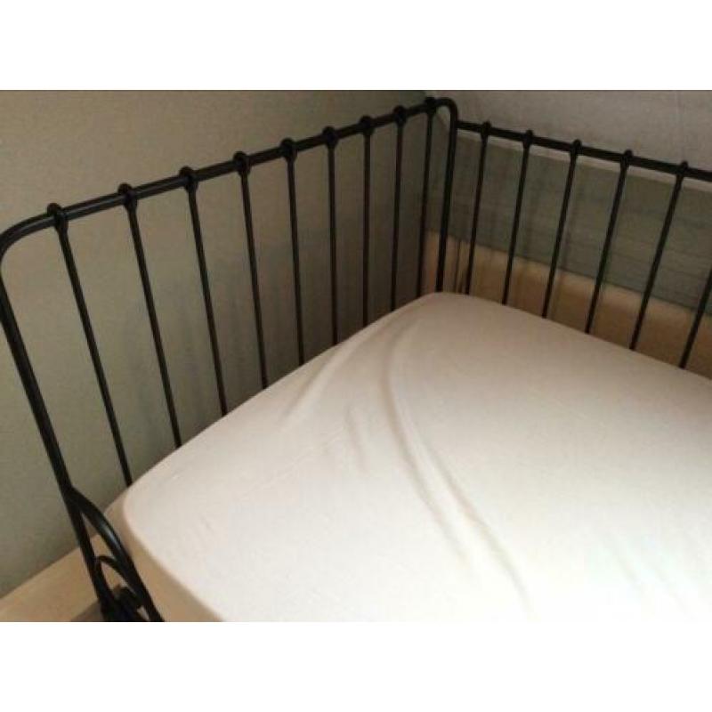 Zwart metalen bed van de IKEA