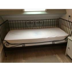 Zwart metalen bed van de IKEA