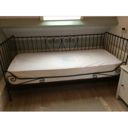 Zwart metalen bed van de IKEA