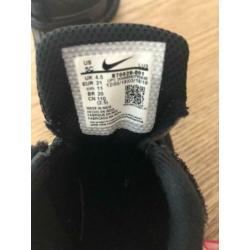 Zwarte Nike schoentjes maat 21