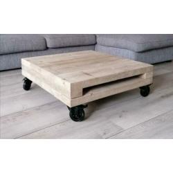 Salontafel op wielen zwart en blad van steigerhout hout