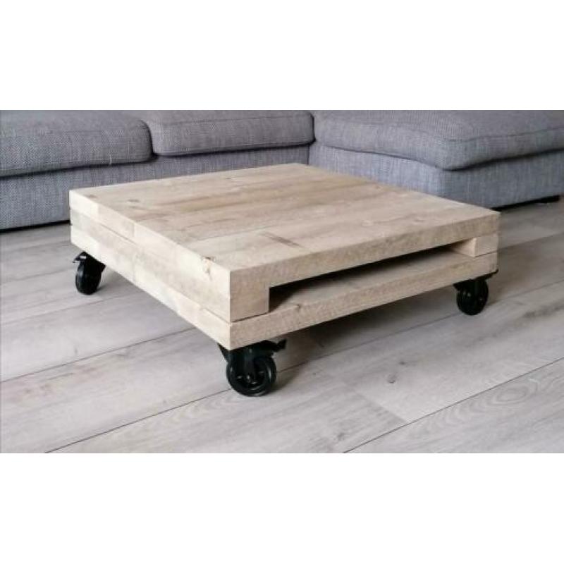 Salontafel op wielen zwart en blad van steigerhout hout