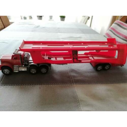 Vrachtwagen truck autotransporter met oplegger