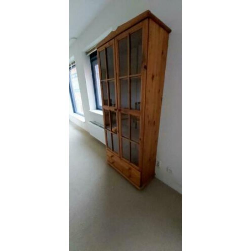 Vitrine kast, buffet kasten, salontafel, bank, fauteuils