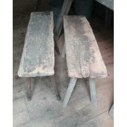 Oude stoere sobere houten bankjes krukjes