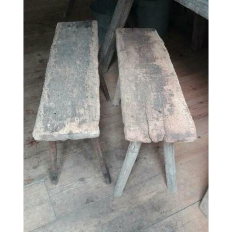 Oude stoere sobere houten bankjes krukjes