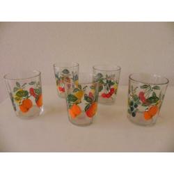 vintage sapglaasjes met fruitmotief