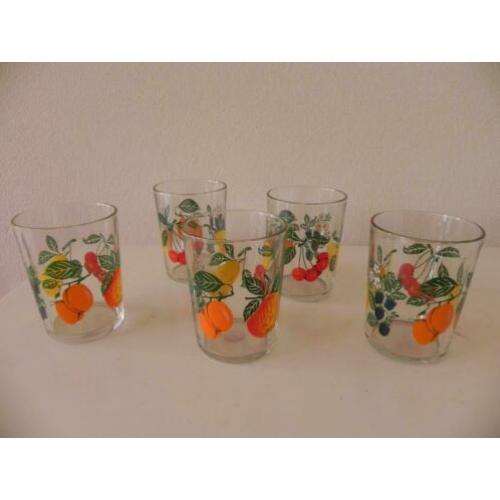 vintage sapglaasjes met fruitmotief