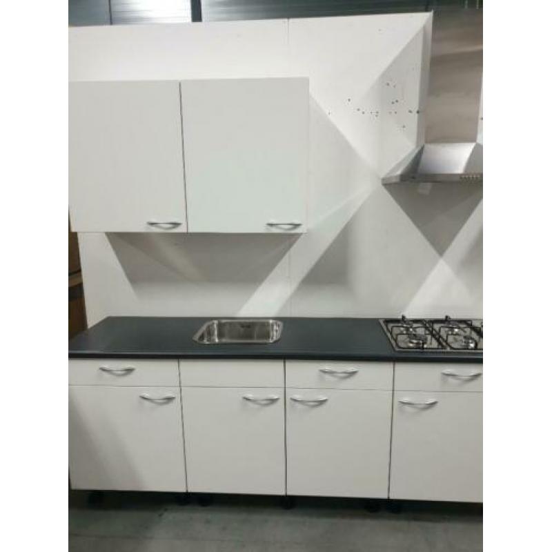 INNOVARE KEUKENS: SPLINTERNIEUWE Keuken ca. 220 cm NIEUW !