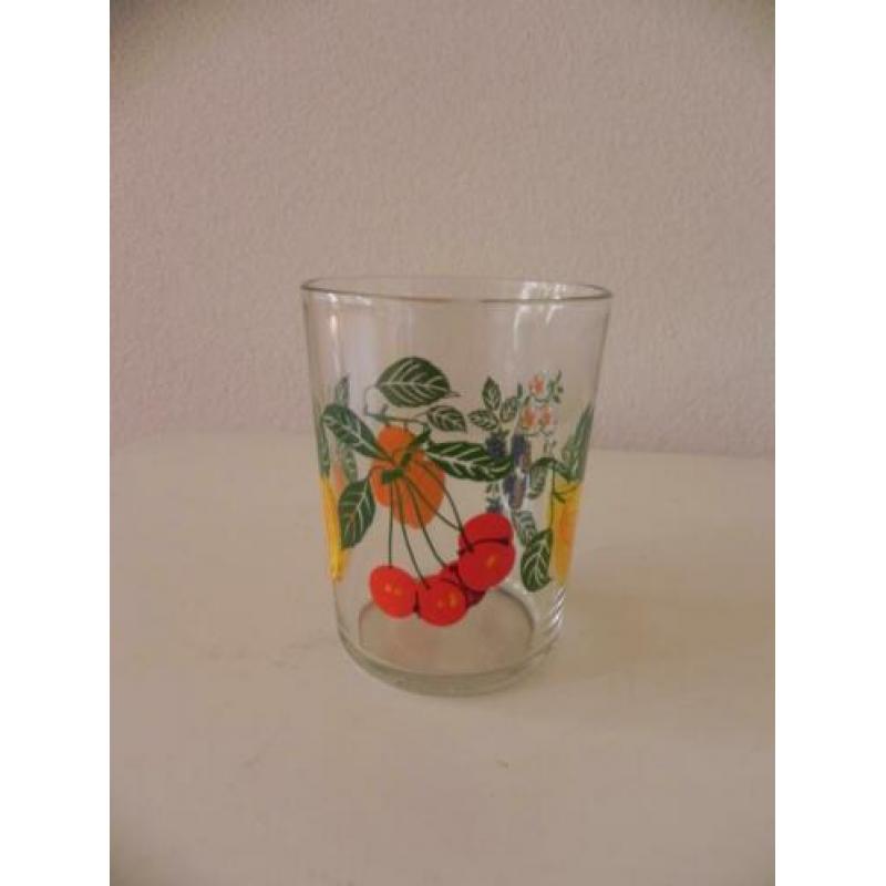vintage sapglaasjes met fruitmotief